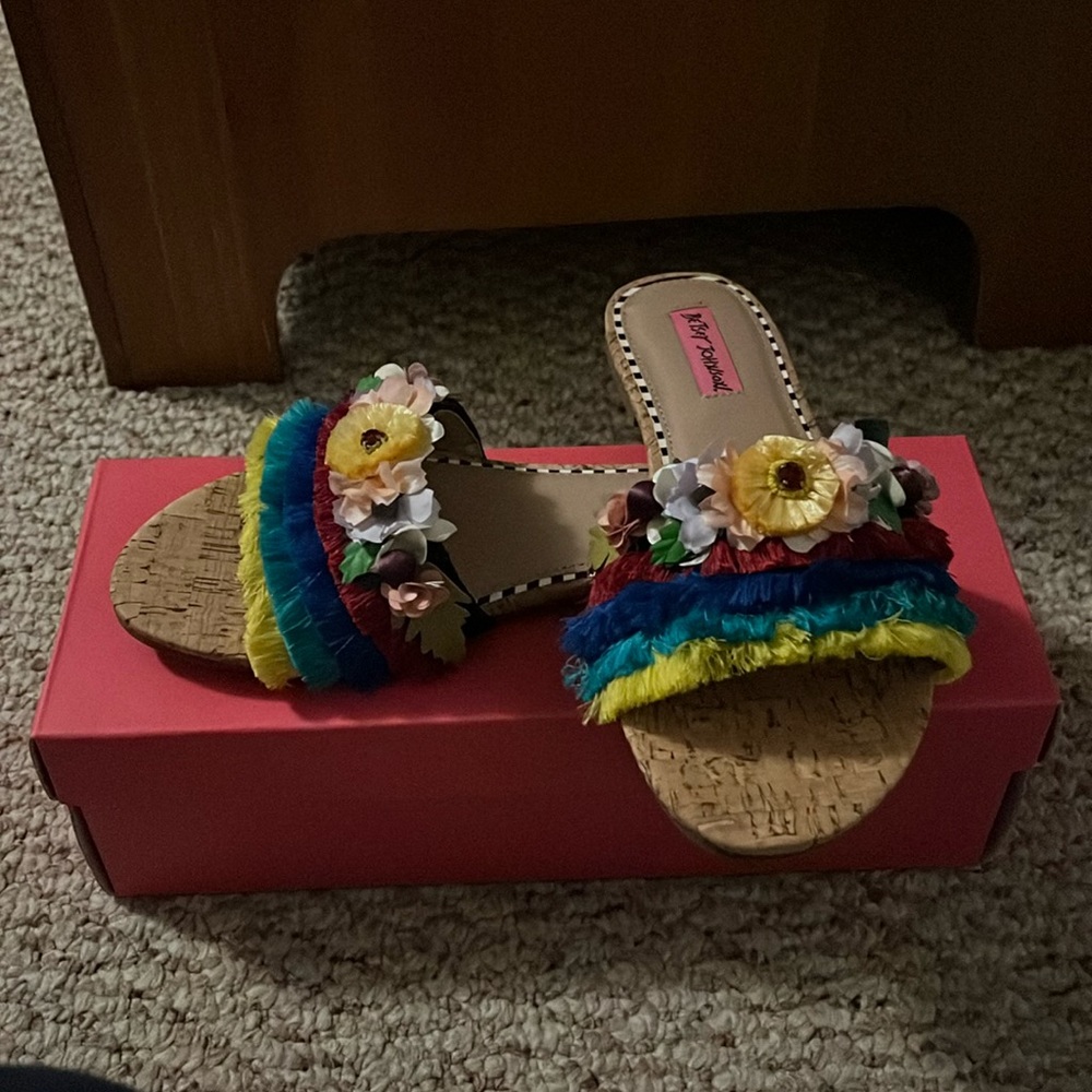 NEW Betsey Johnson Bloomer Bright slip on flat sandals size 7.5